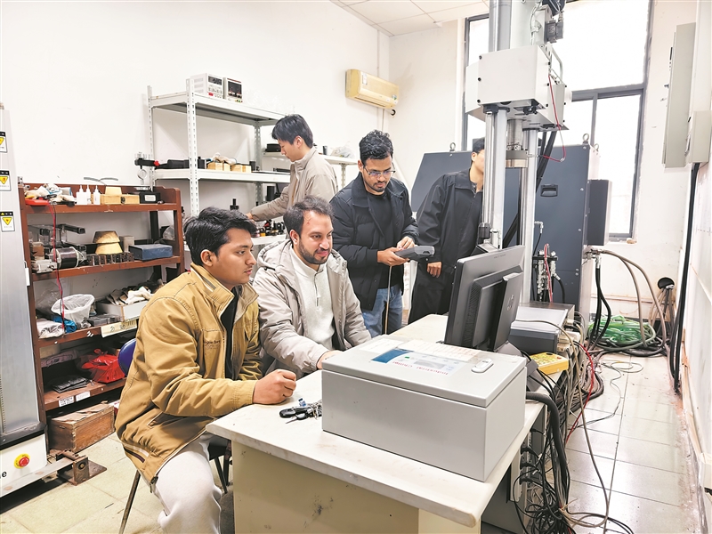 巴基斯坦留学生与中国学生一起在中国—巴基斯坦重大基础设施智慧防灾“一带一路”联合实验室做实验。记者 李林旭摄